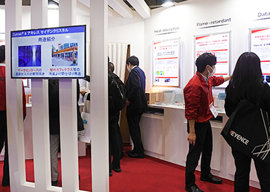 ロールスクリーンシステムの説明を熱心に聞かれるお客様