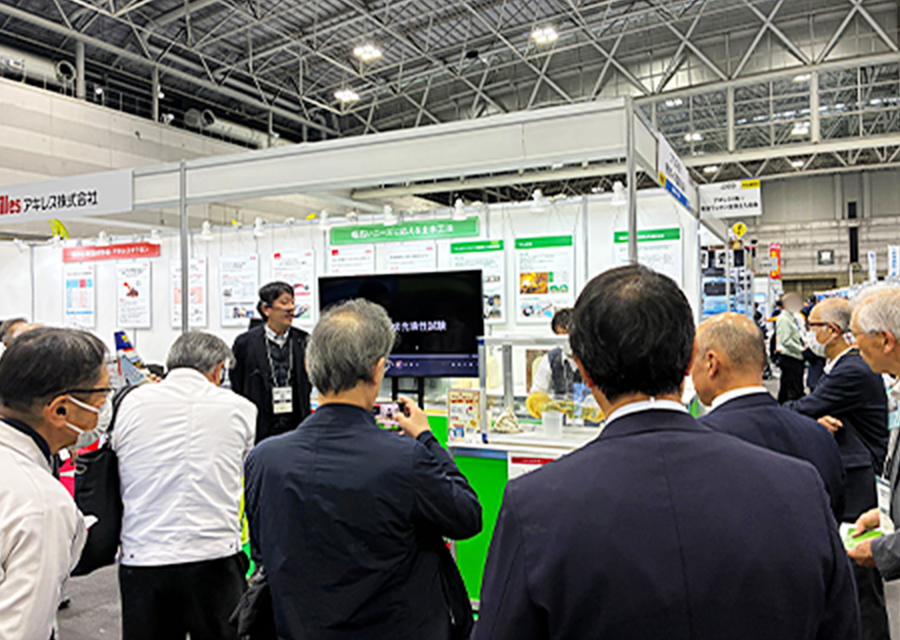 硬質ウレタン発泡デモンストレーションの様子